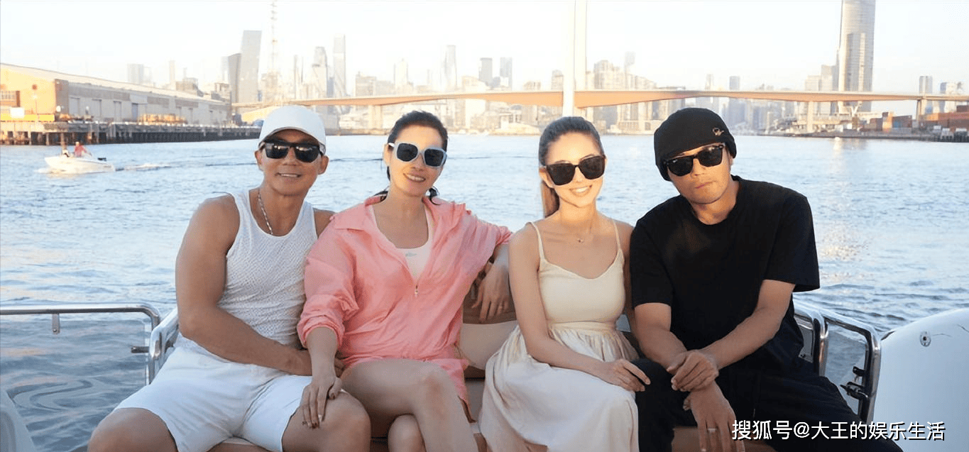 原创刘畊宏罕见晒和周杰伦昆凌夫妇合影在夕阳下比心超25年的友情