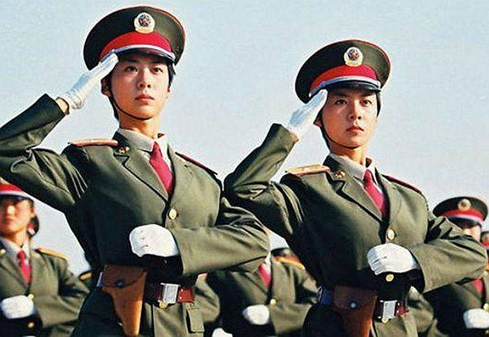 芳华女兵的军礼展现华夏巾帼军人风采诠释钢铁意志和铁血军魂