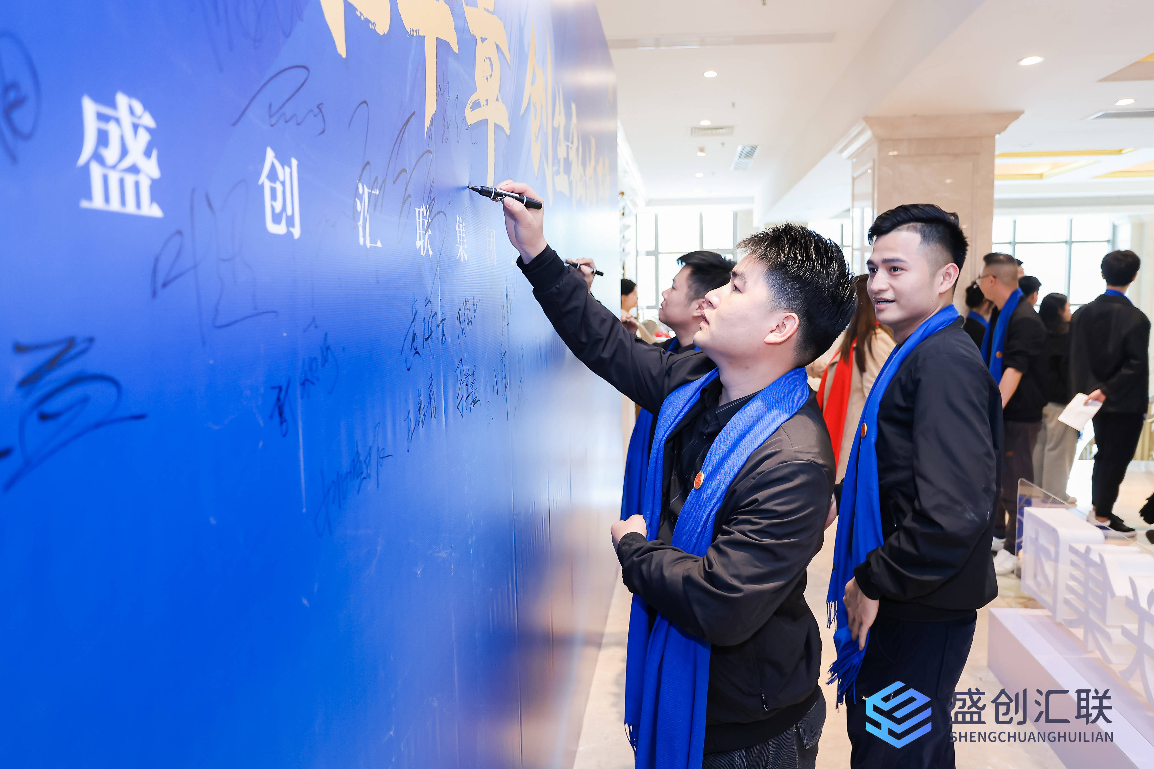 签到 高光时刻01在这一年一度的璀璨时刻,我们盛情邀请了多位特邀嘉宾