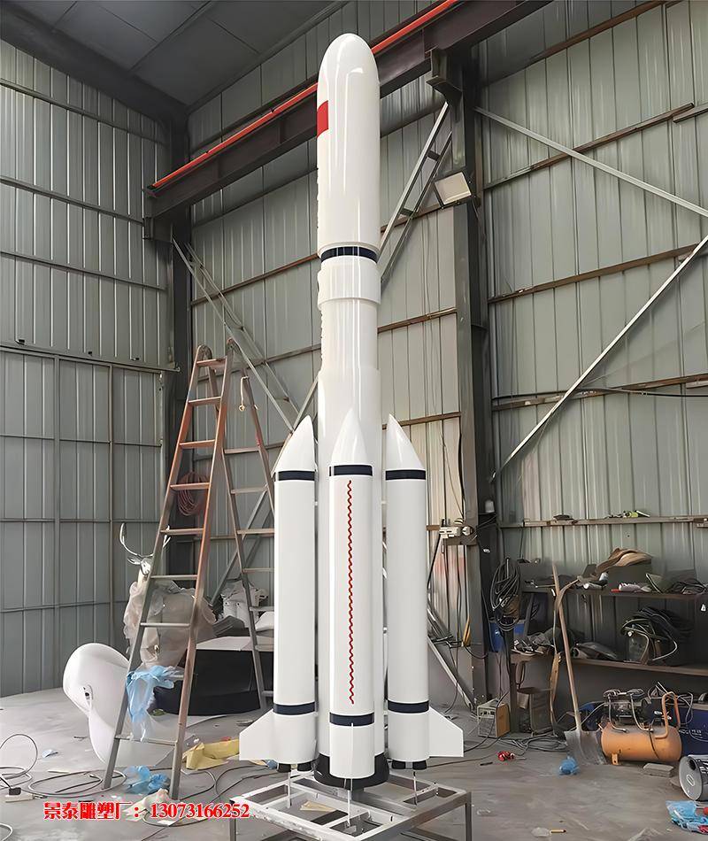 不锈钢航空火箭太空人雕塑勇敢地向未知世界发起挑战