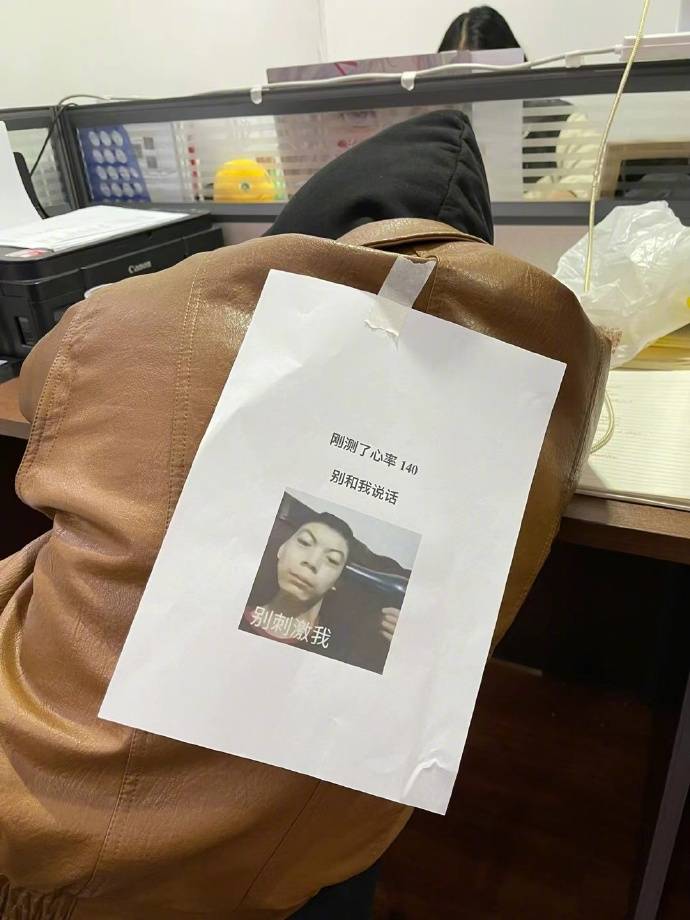 上班发疯才是打工人的常态 -搜狐大视野-搜狐新闻