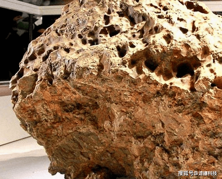 流星体和陨石测试使用加速离子来非常准确地确定样品的成分