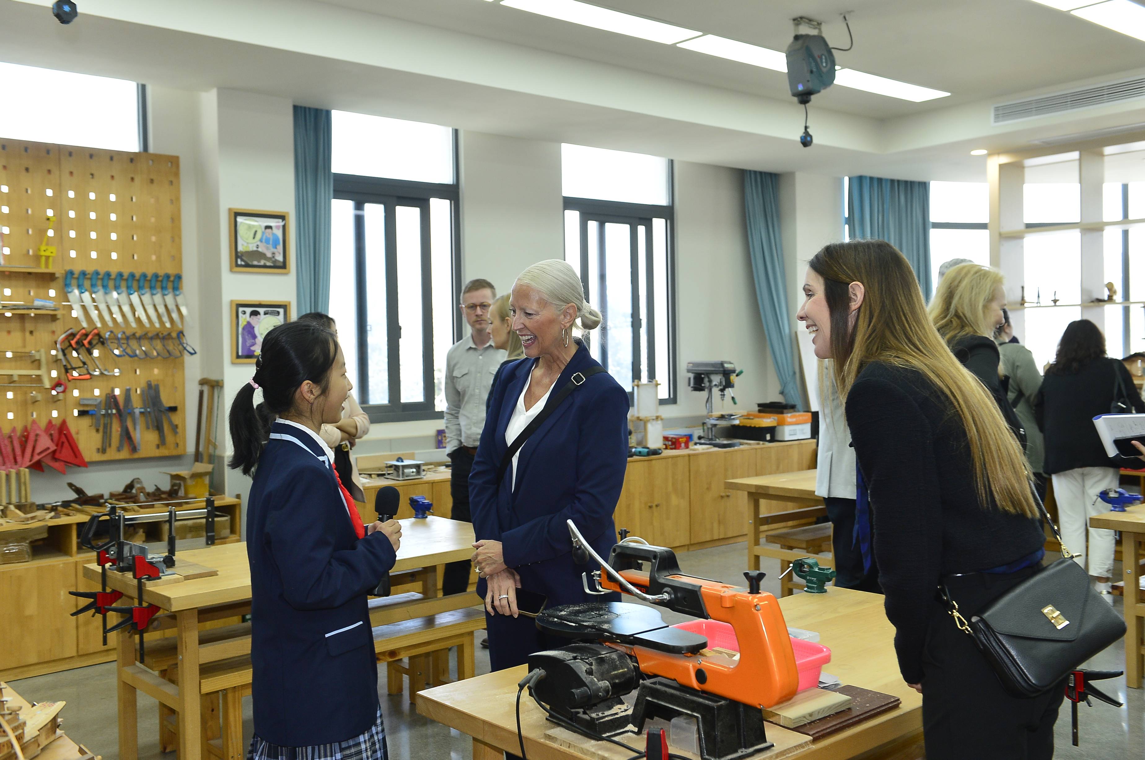 正是江南好风景群贤雅至话教育加拿大高贵林市教育代表团来校访问交流
