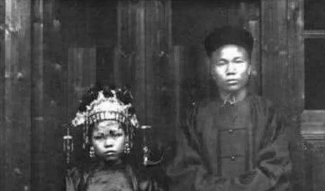 原创童养媳不堪丈夫毒打参军30年后成第一女少将回乡点名要见前夫