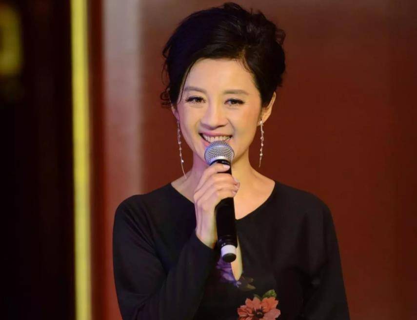 原创她是央视知名主持人因破坏别人婚姻被赶出央视现被迫远走他乡