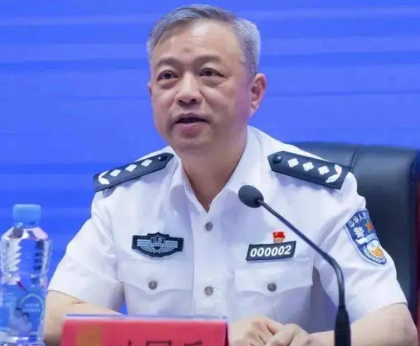 并且在2021年11月2日,江西省公安厅发布通告,敦促以严茂华为首的黑