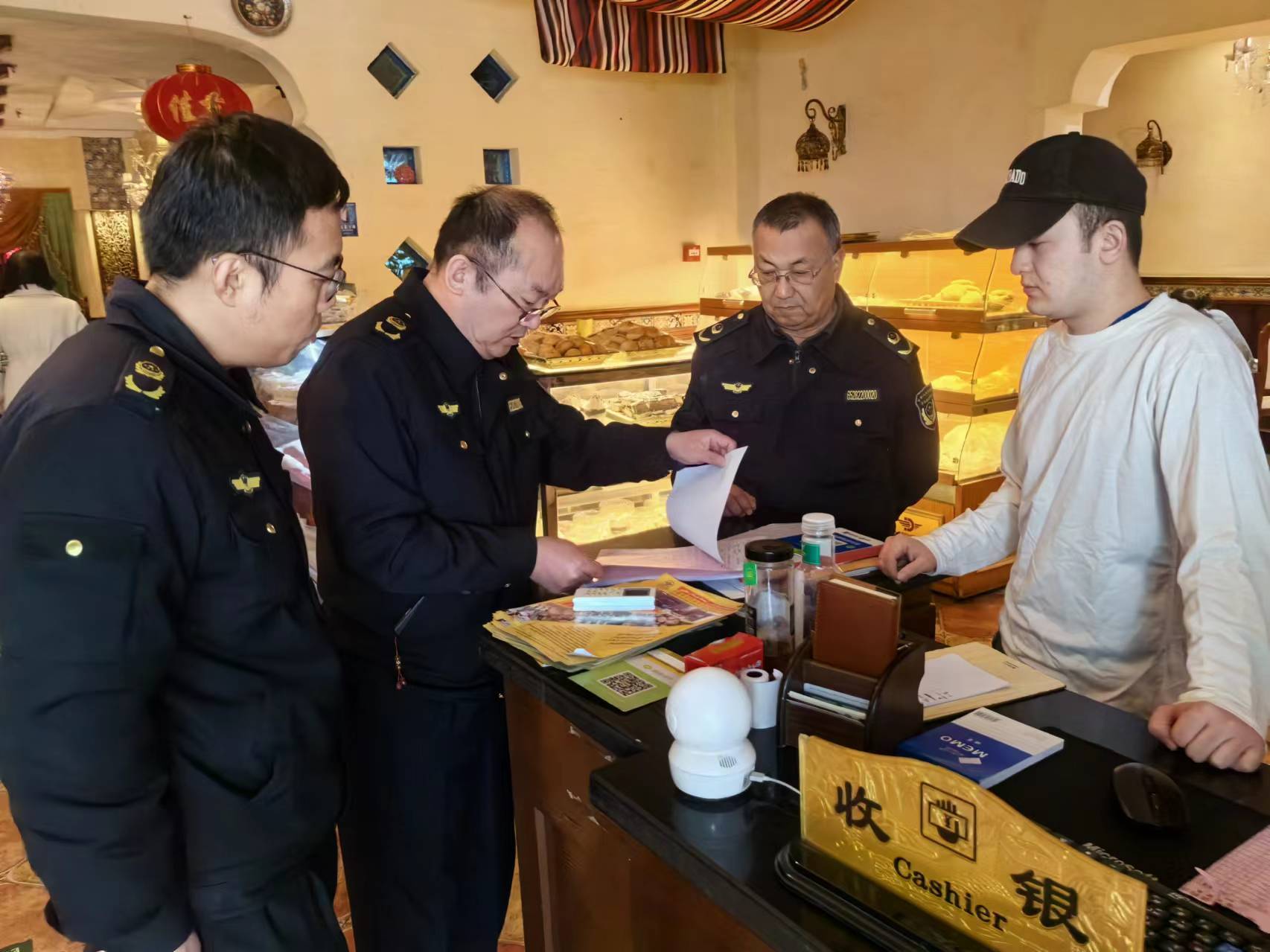 重点对校园周边餐饮店,食杂店,超市等进行检查,严格食品的市场准入