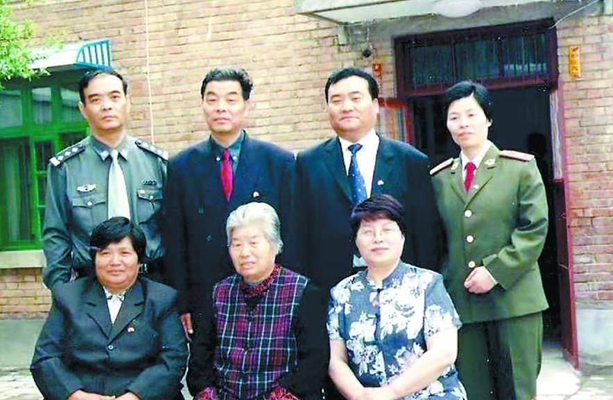 初中毕业年仅十七岁的焦国庆,牵着妹妹焦守云的手,走入了军营.