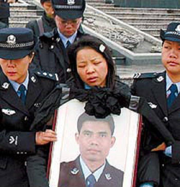 原创缉毒警吴桂忠追悼会数千警察含泪告别妻子两天没吃饭就走了