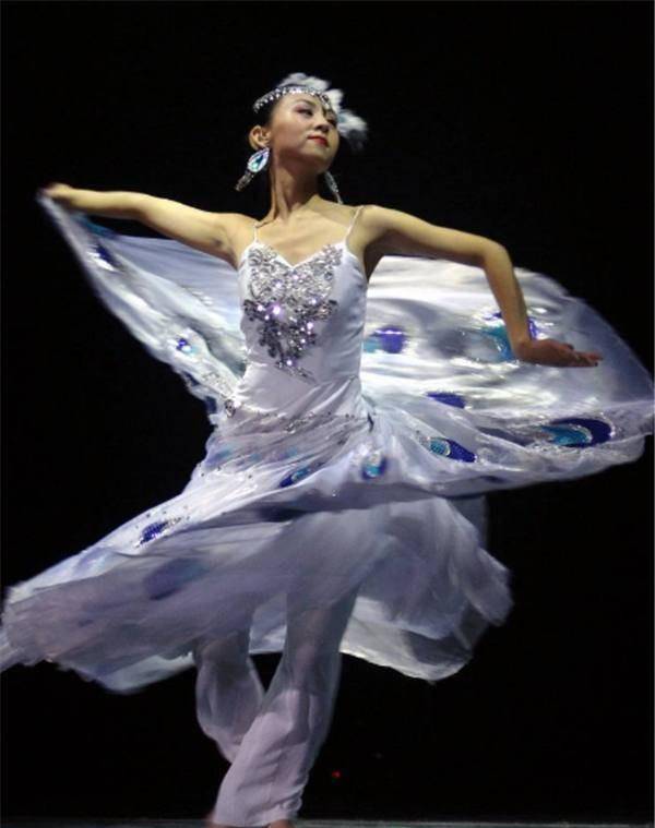 05年"千手观音"邰丽华红遍全国,拒绝国外富商,情愿嫁给穷小子_生活