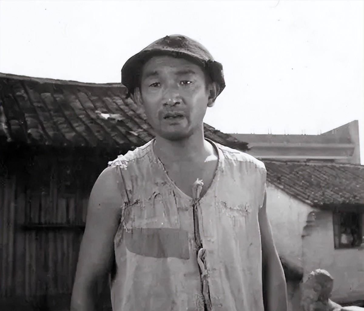 2017年严顺开葬礼现场儿媳翁虹掩面痛哭