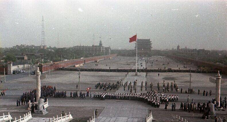 天安门广场改造前面积很小布局错落有致能看到长安街左右门