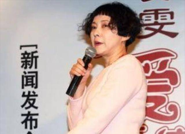 原创54岁红楼梦晴雯近况替夫还债千万泪崩自述丈夫死后租房住