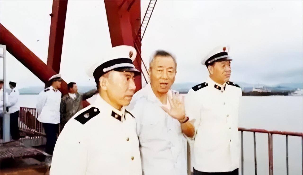原创89年司令员亲临学院演习副院长一番话惹怒司令本升院长被撤下