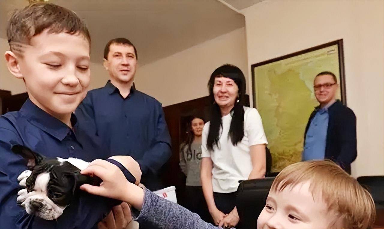 2020年俄罗斯重病男孩许愿抱抱熊猫普京竟被难住最后如何解决