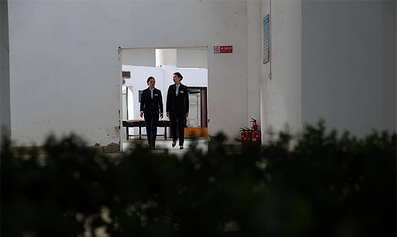 在殡仪馆20年她每天穿梭于冻尸和棺材之间一年5000场告别仪式