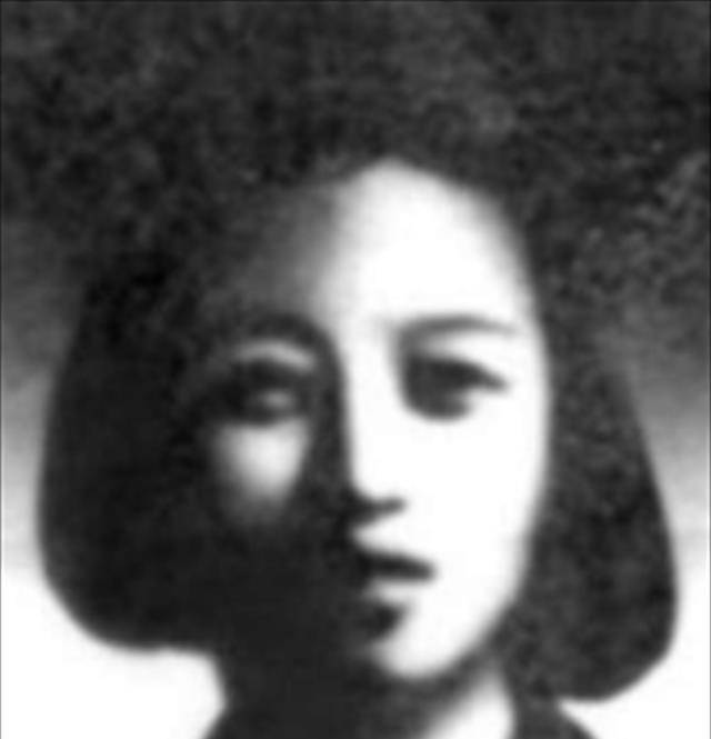 其中的女子名叫曾紫霞(《红岩》中孙明霞的原型),留着利落的短发,长相