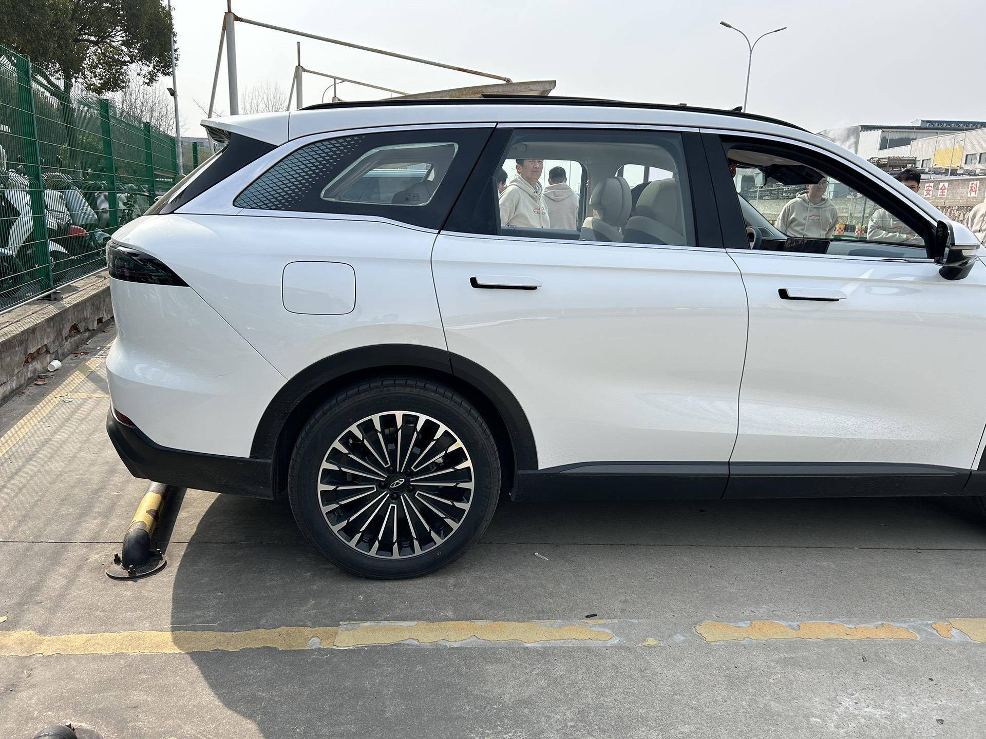 奇瑞风云t9实车曝光,两种风格的前脸可选择