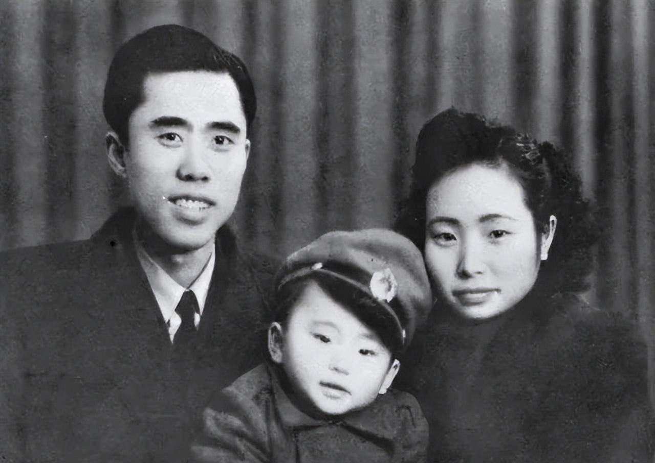 一家三口很是开心地坐在镜头前,面露微笑,照了一张幸福的全家福.