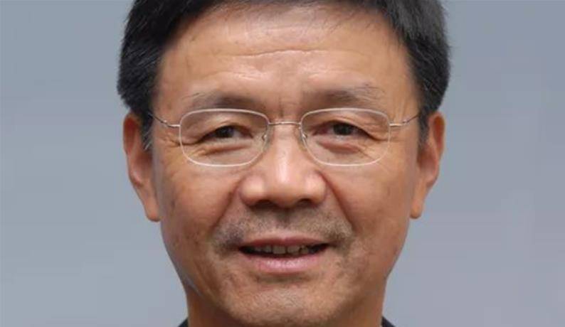 2012年,龙某找到姚某,把两张用不同身份证办理的银行卡交给他,告诉他