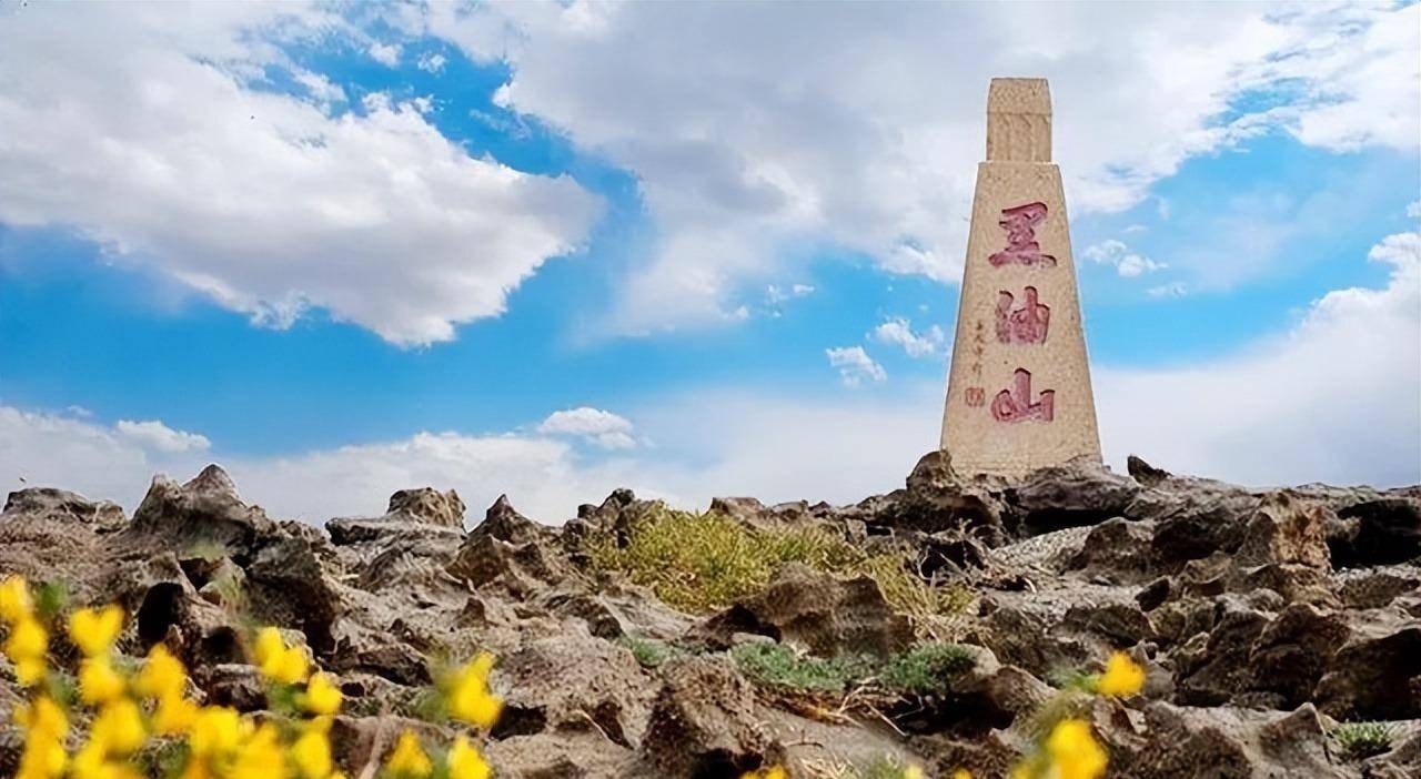 间的《新疆图志》中记载着:"峡中产石油,流溢山麓……向有土人来开采