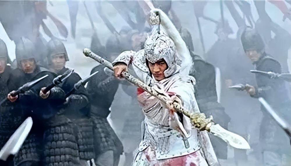 在《三国》里,赵云给人留下的是一个银盔素甲,白马长枪的俊朗将军形象