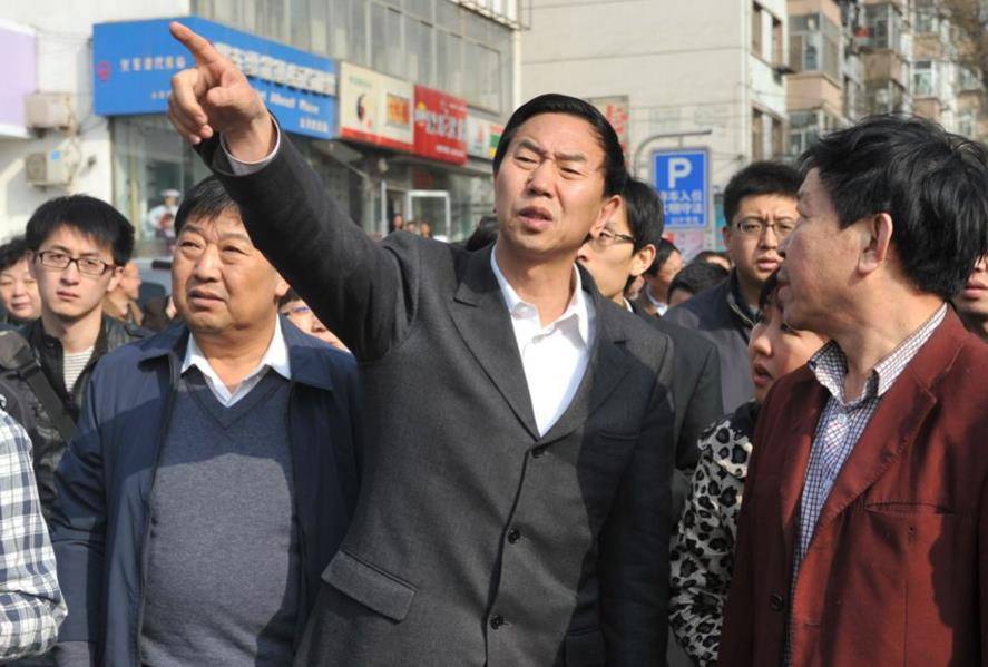 原创耿彦波从耿疯子到耿菩萨离任时上千市民请愿不让走