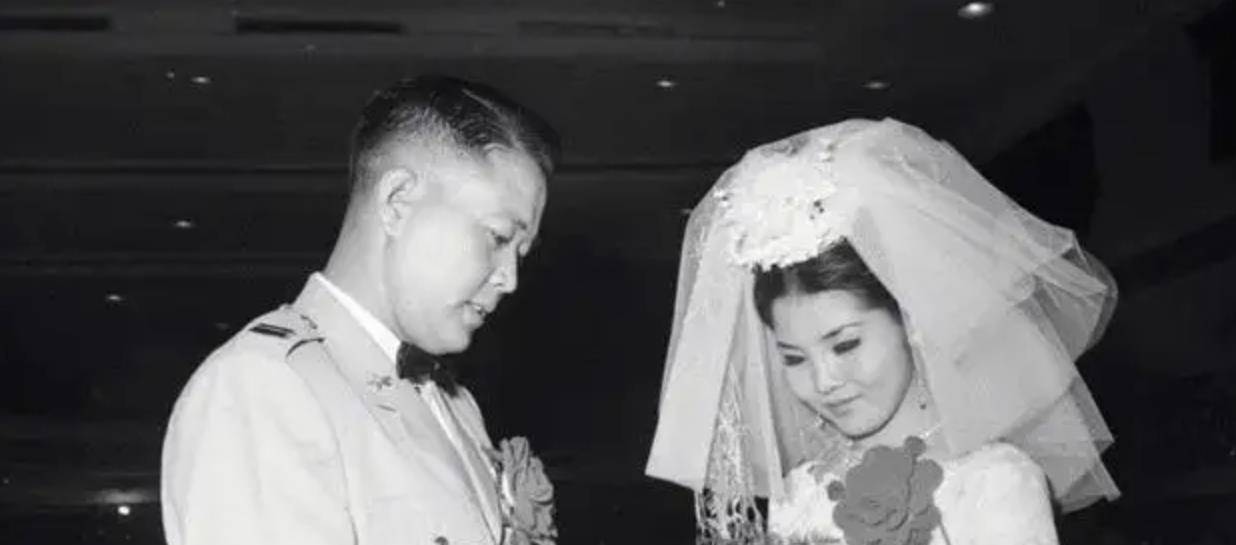 1965年李显斌驾机叛逃获280万奖金迎娶特工26年后回乡被捕