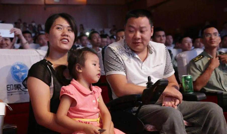 贴心照顾18年,如今一家3口很幸福_朱光进_张秀_部队医院