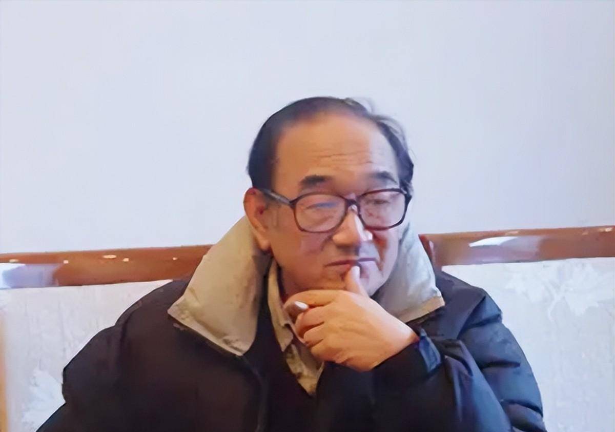 2017年严顺开葬礼现场儿媳翁虹掩面痛哭