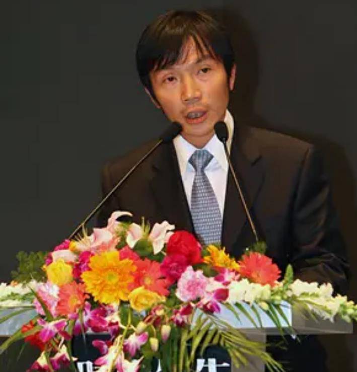 好利来老板抛妻弃业玩摄影曾因摄影摔断腰和江一燕传绯闻