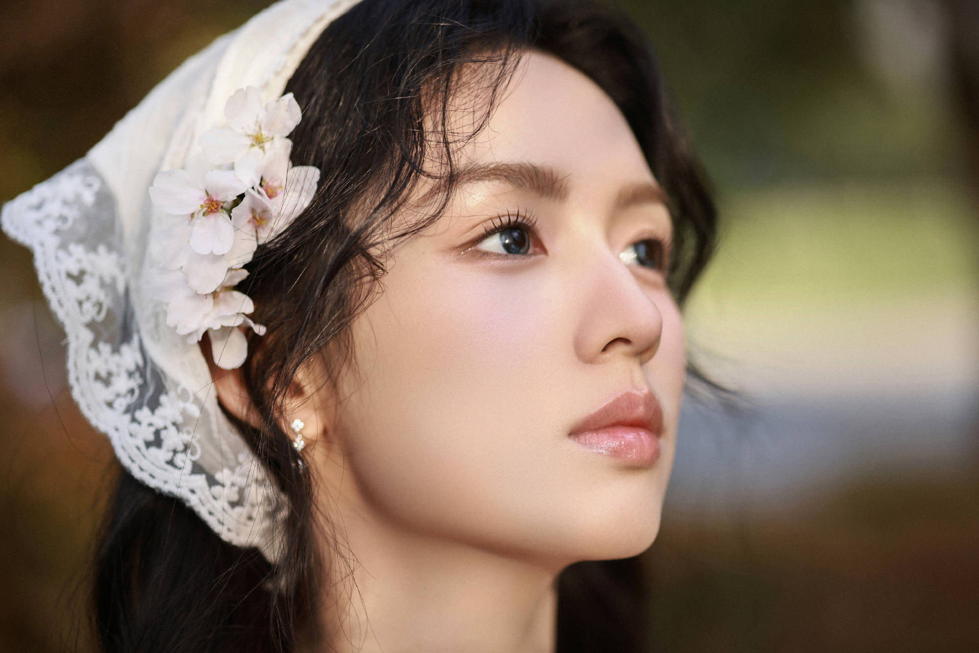 周也化身田园农家女 戴蕾丝头巾穿小白裙清纯可爱-搜狐大视野-搜狐新闻