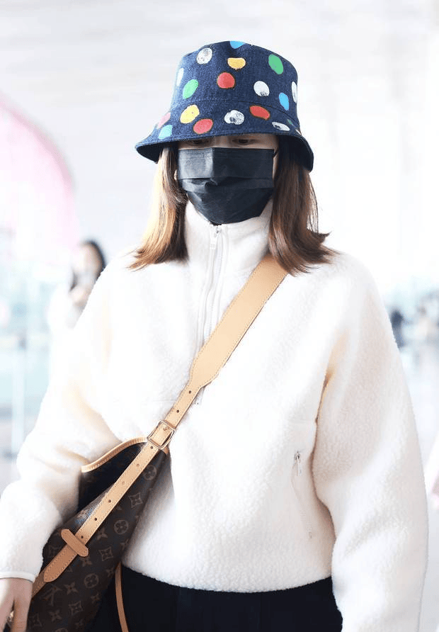 原创王鸥产后首次公开露面剪短发身材走样现身机场引发网友热议