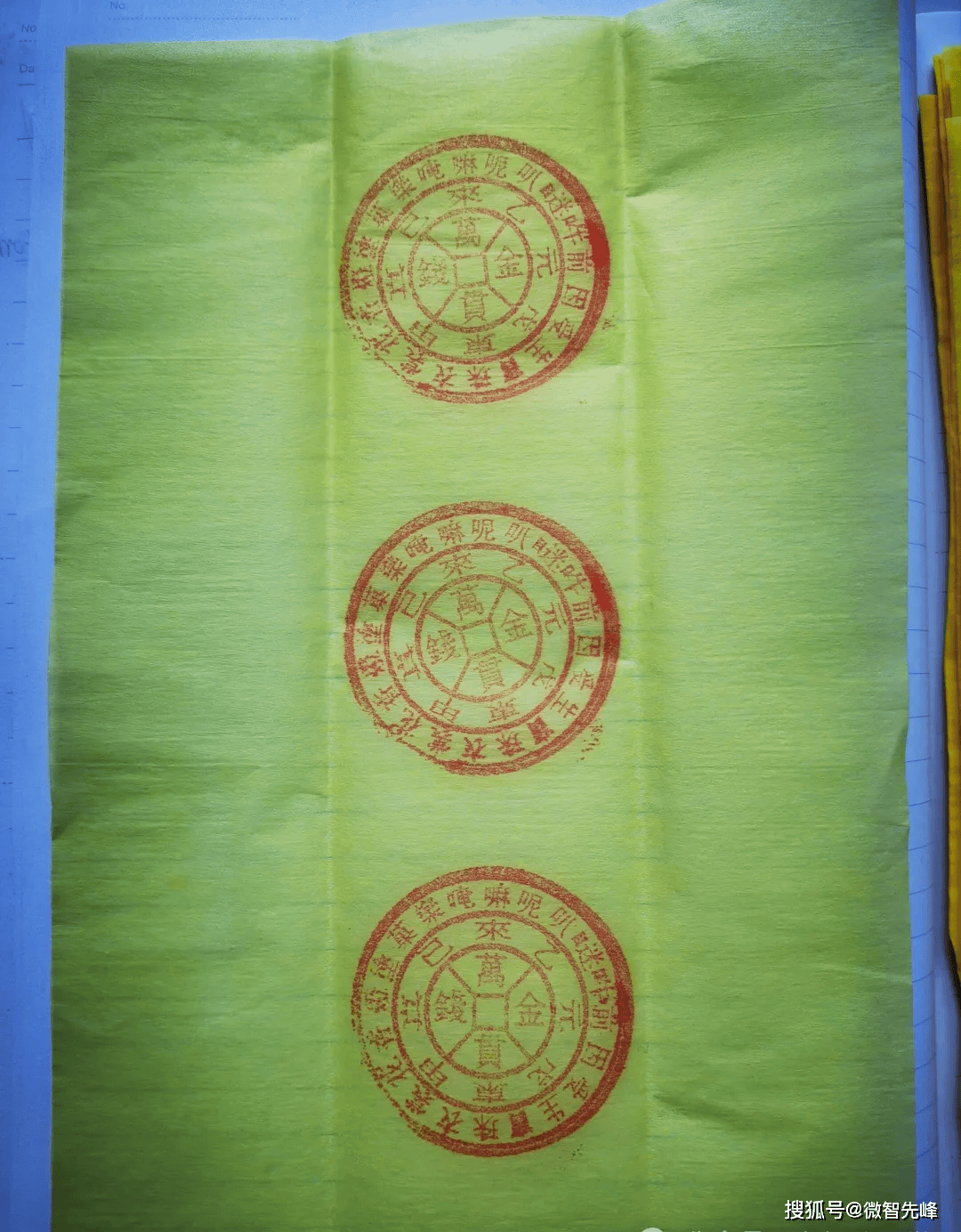 这一张黄金万两的银票比那一袋子的元宝都要多,这一张黄金万两相当于