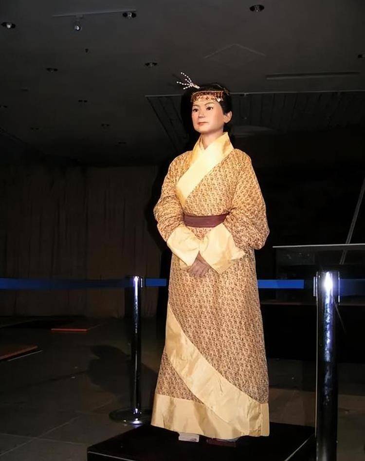 原创2002年江苏挖出汉代古墓千年女尸重见天日面目狰狞吓坏众人