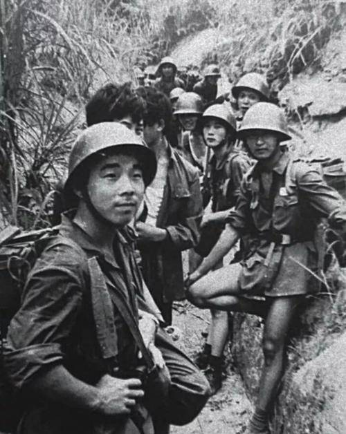 原创老山插旗照两位主人公没牺牲如今一个当安保一个已下岗