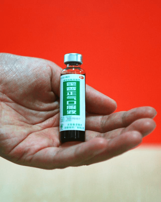 原创洗完脚后睡前将藿香正气水涂抹在脚底或帮助改善5大症状