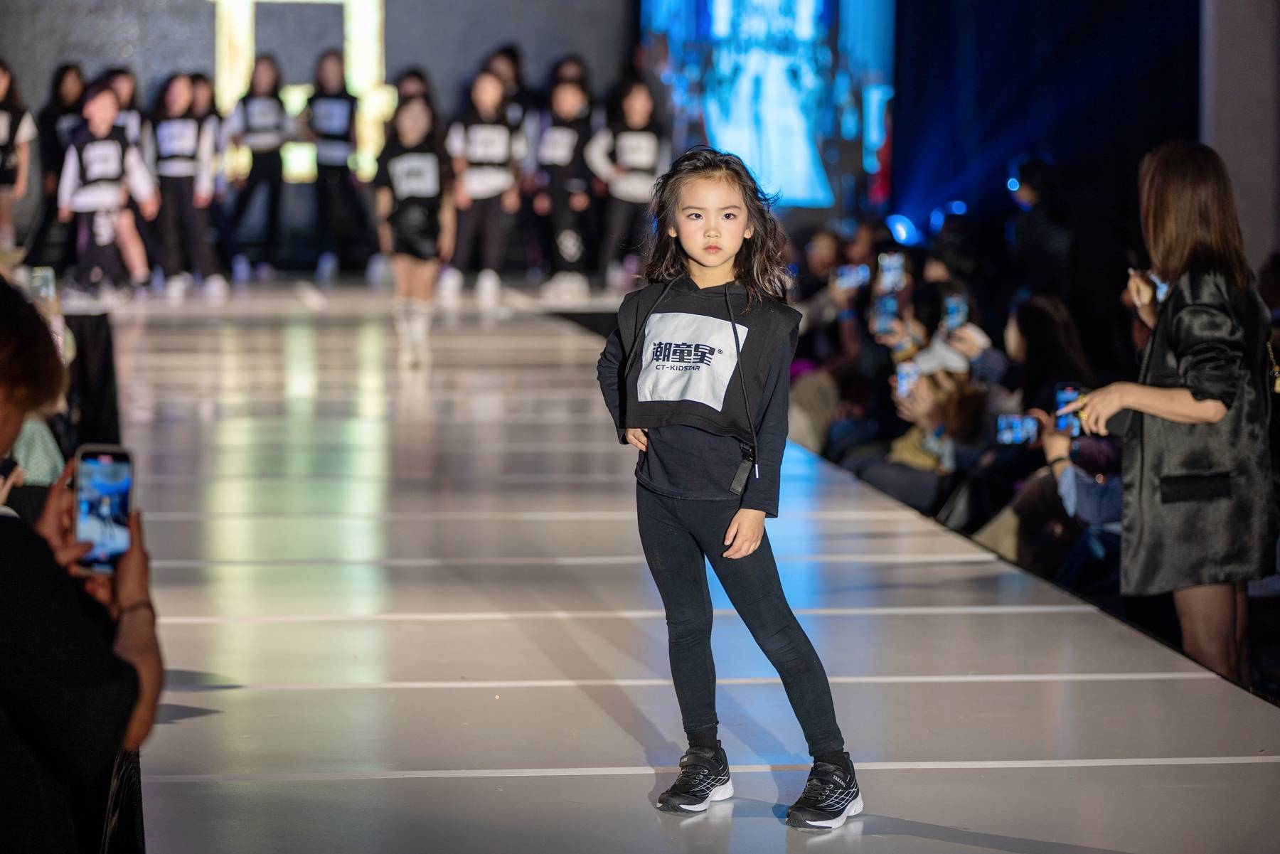 2024洛杉矶时装周泰兰尼斯童鞋雏鸽童装专场发布秀震撼开启