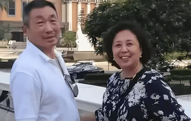 老戏骨杜源:4岁认识爱妻,结婚41年零绯闻,女儿成了最大骄傲