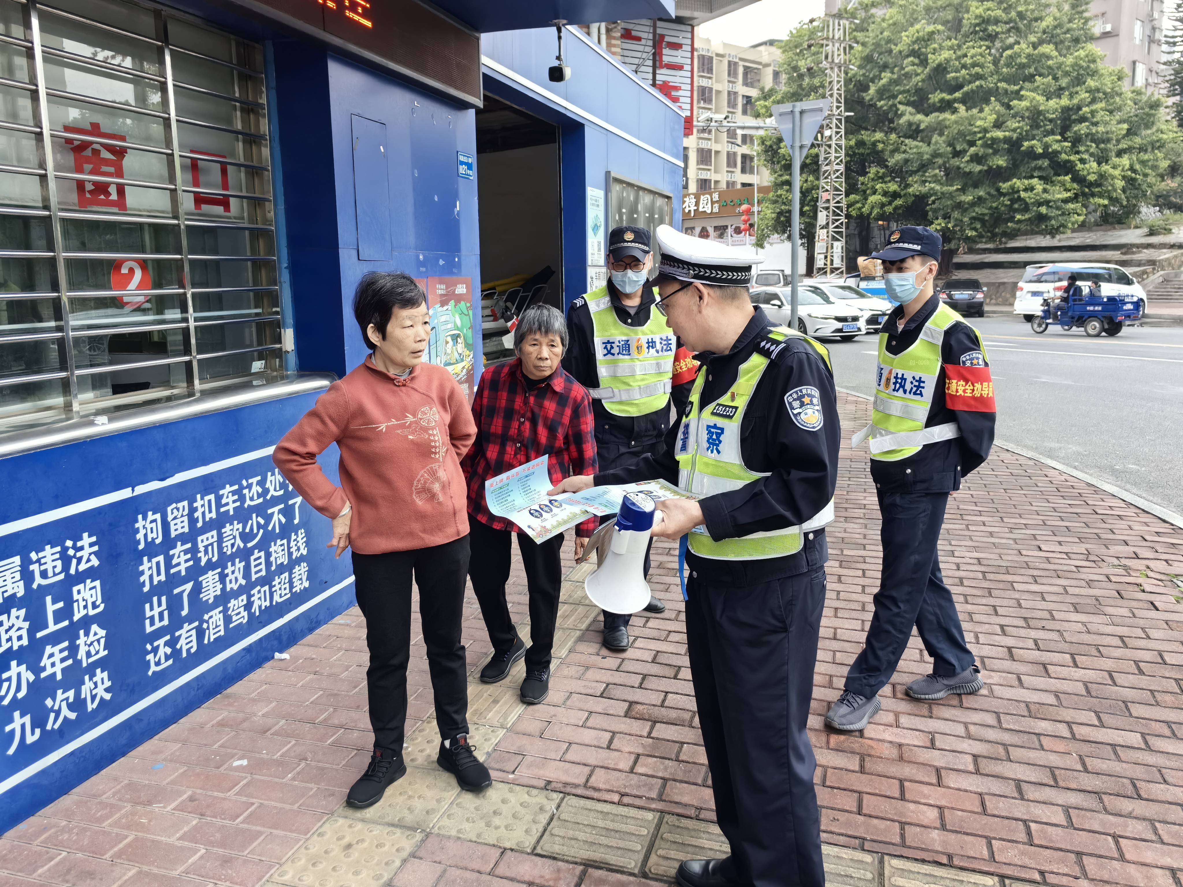 东莞交警虎门大队上路开展安全带安全头盔劝导活动