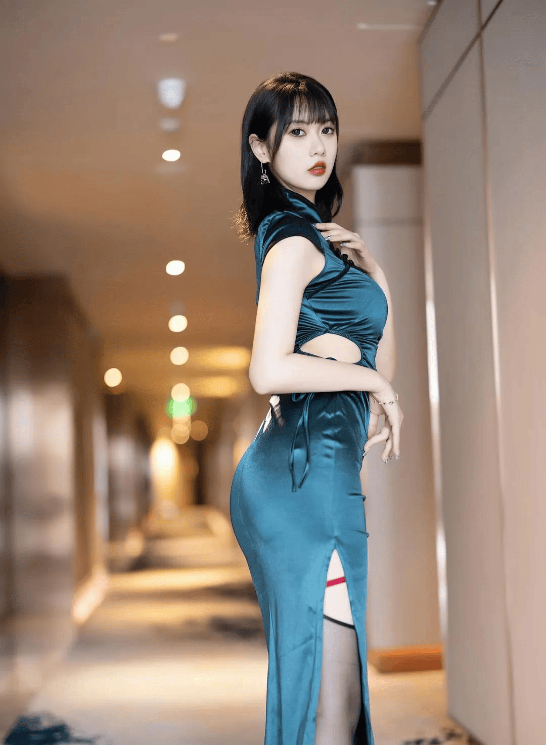 深色旗袍搭配黑丝袜,将女性的优雅与性感完美展现.