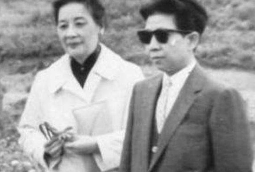 原创1946年拔枪互射案孔令伟偶穿女装引得龙云三公子在公园调戏