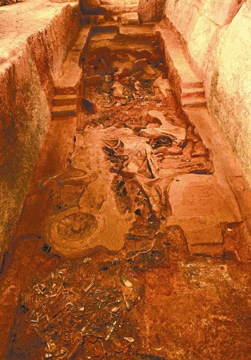 原创2000年前古墓挖出十吨钱山黄金超6万克墓主为何这么土豪