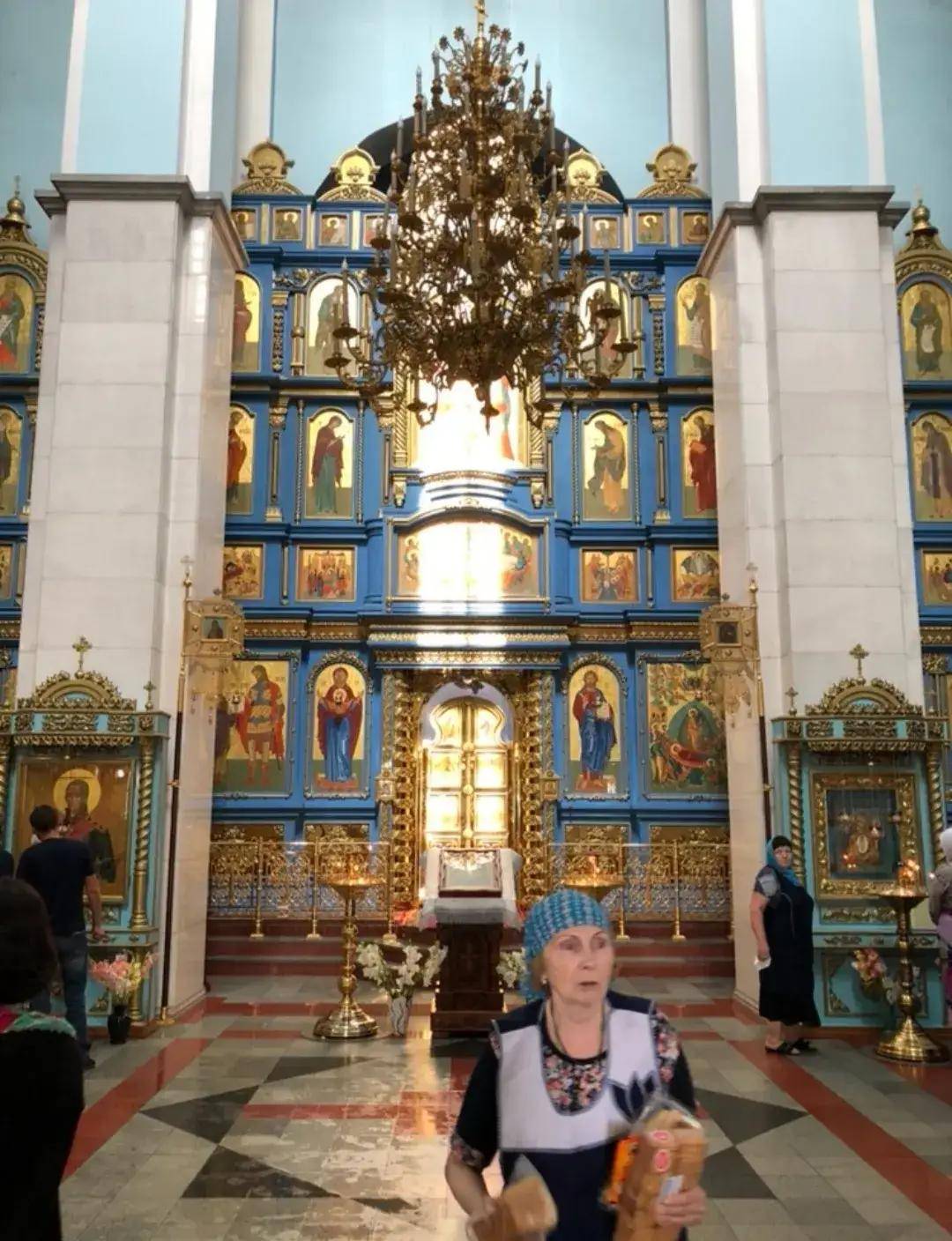 不信仰任何宗教,来东正教教堂只是好奇,每个推开教堂第二道门的俄罗斯