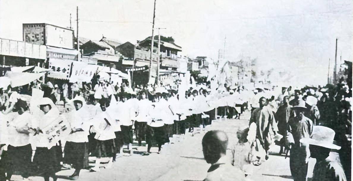 两人一相识,就有着说不完的话,不论聊学业,还是对爱国运动计划,两人总