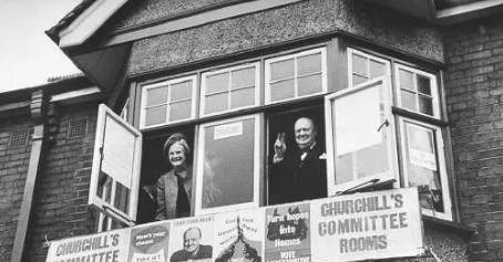 1951年英国普选,丘吉尔和妻子克莱门汀在竞选委员会窗口露面,向群众致