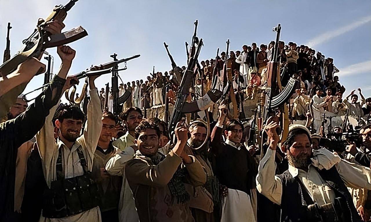 原创阿富汗前总统去世后妻儿过得如何三个女儿无一人返回阿富汗