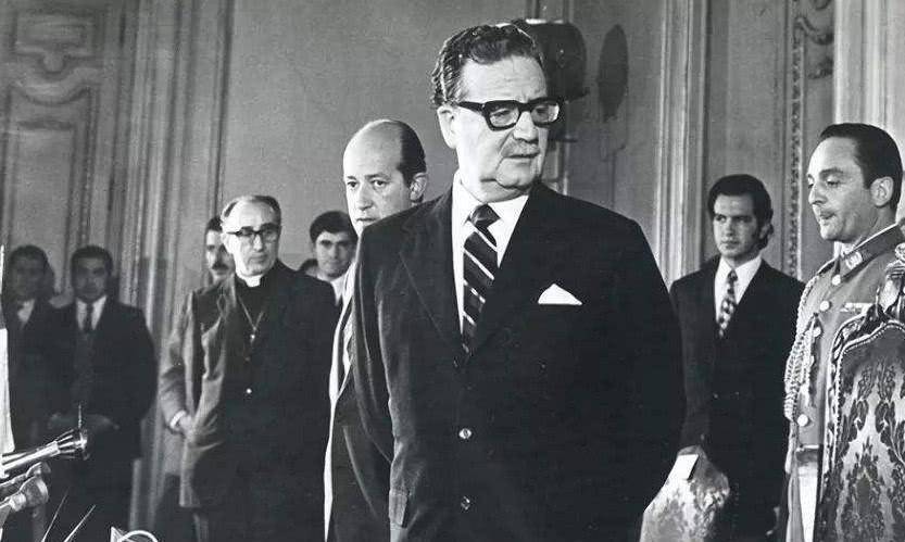 原创智利真英雄阿连德戳破美国阴谋战火中他拿着ak47赴死