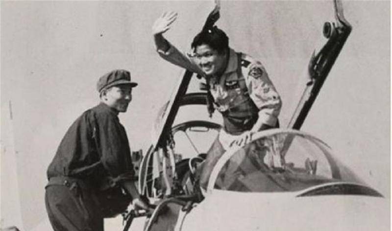 台湾王牌飞行员黄植诚驾机起义回归大陆获巨额奖金娶空姐为妻