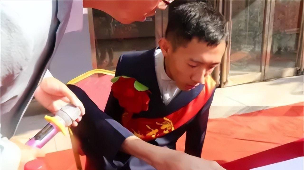 原创无臂少年彭超6岁失去双臂用双脚高考进川大今已通过法考